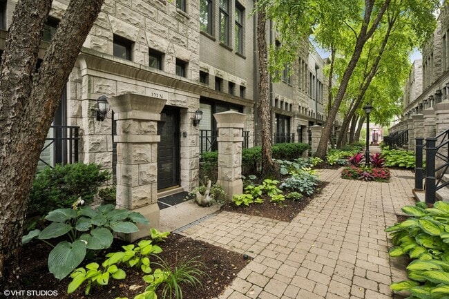123 W Oak St in Chicago, IL - Building Photo - Building Photo