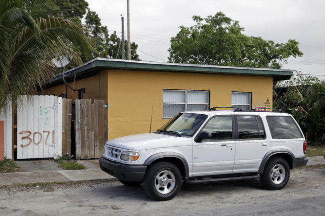3061-3065 SW 27th Ln in Miami, FL - Foto de edificio - Building Photo