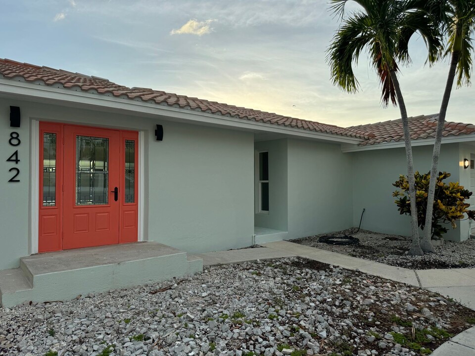 842 Chestnut Ct in Marco Island, FL - Foto de edificio