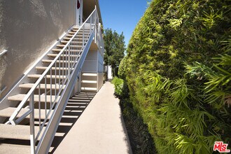 13801 Oxnard St in Los Angeles, CA - Building Photo - Building Photo