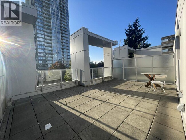 6522 Nelson Ave in Burnaby, BC - Building Photo - Building Photo