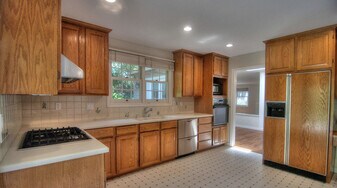 2121 Middlefield Rd in Palo Alto, CA - Building Photo