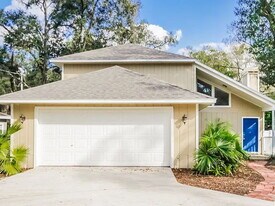 8105 N Fremont Ave in Tampa, FL - Building Photo