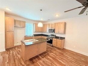 212 Stellariga Pl in Dallas, TX - Building Photo - Building Photo