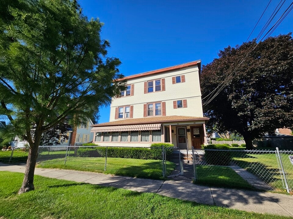 30 Bemis St in Chicopee, MA - Building Photo