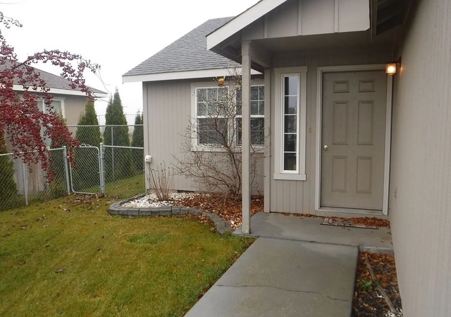 1423 Husky Dr in Moses Lake, WA - Foto de edificio - Building Photo
