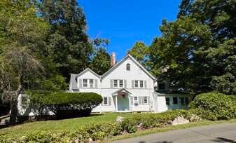 301 Haviland Rd in Stamford, CT - Building Photo