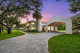 13600 SW 67th Ave in Palmetto Bay, FL - Building Photo - Building Photo