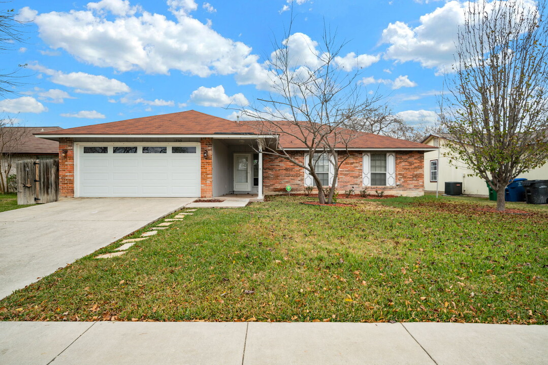 13510 Larkbrook St in San Antonio, TX - Building Photo