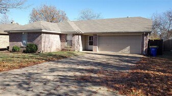 6824 Lyndale Dr in Watauga, TX - Building Photo