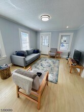 10 Dodd Rd in West Caldwell, NJ - Foto de edificio - Building Photo