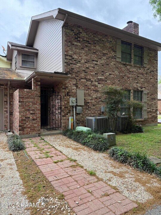 115 Ambiance Cir in Lafayette, LA - Building Photo