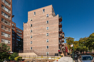 4236 82nd St in Elmhurst, NY - Foto de edificio - Building Photo