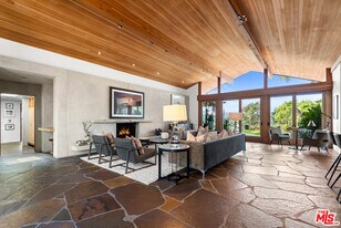 4305 Clear Valley Dr in Los Angeles, CA - Building Photo