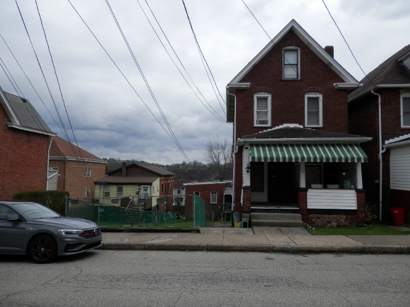 225 W 10th Ave in Tarentum, PA - Building Photo