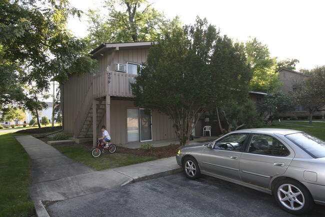 300-360 N Airlite St in Elgin, IL - Foto de edificio - Building Photo