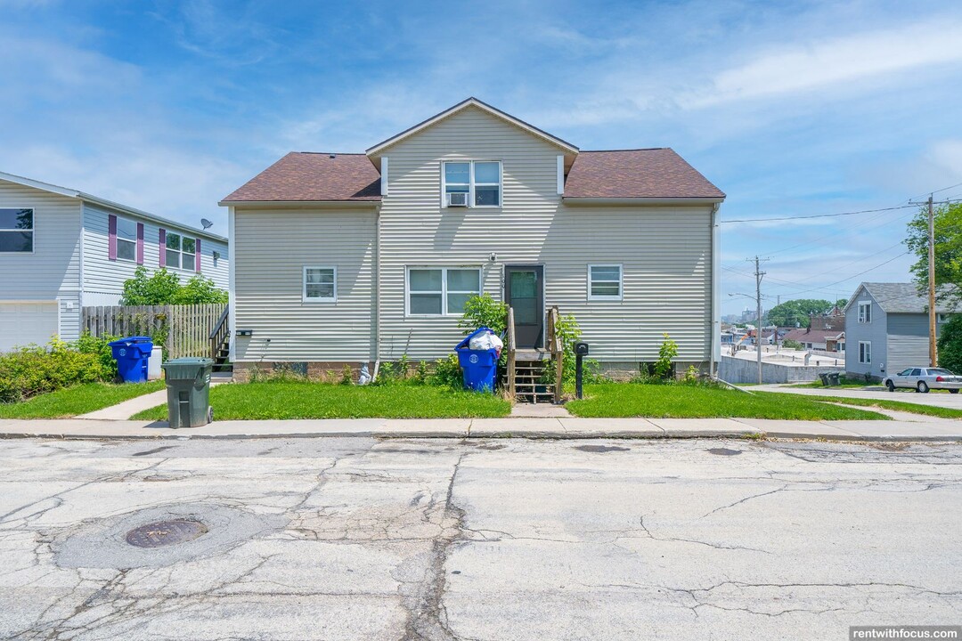 100 W 4th St in Kaukauna, WI - Building Photo
