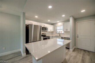 16881 Davis Rd in Ft. Myers, FL - Building Photo - Building Photo