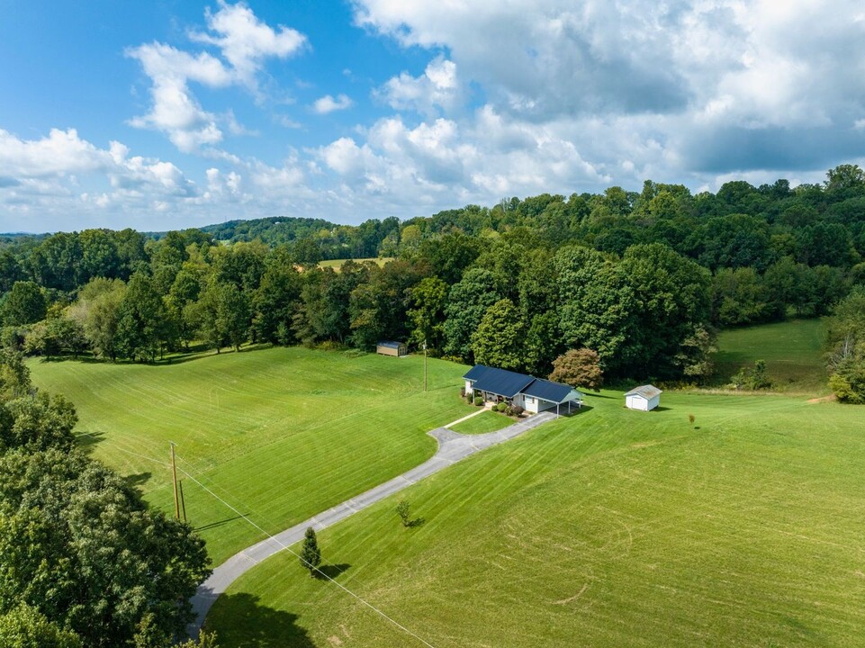 931 Old Bugaboo Springs Rd in Jonesborough, TN - Building Photo