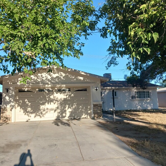 43721 Heaton Ave in Lancaster, CA - Foto de edificio - Building Photo