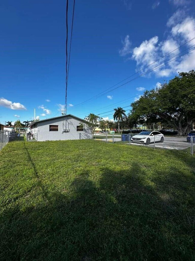 802-804 NW 10th St in Hallandale Beach, FL - Building Photo - Building Photo