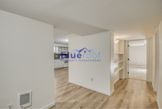 10626 NE Knott St in Portland, OR - Building Photo - Building Photo