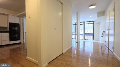 4960 Sentinel Dr in Bethesda, MD - Building Photo - Building Photo