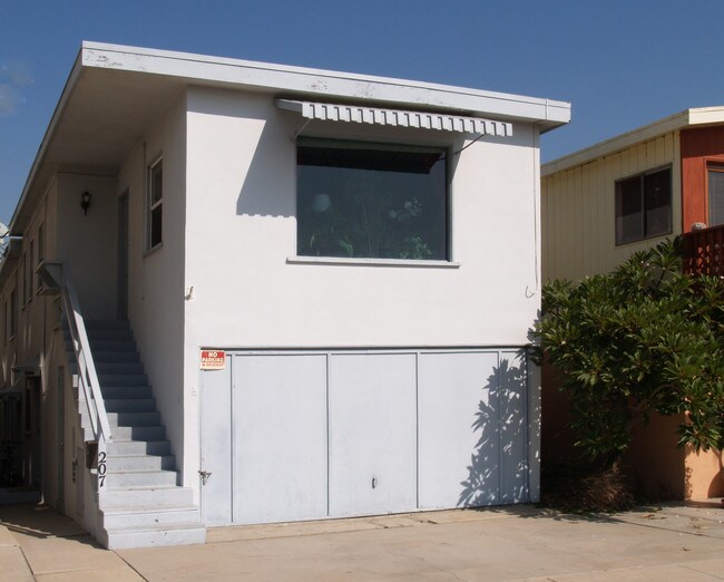 207 Ocean Ave in Seal Beach, CA - Building Photo - Building Photo