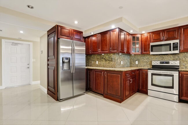 3499 Oaks Way in Pompano Beach, FL - Building Photo - Building Photo