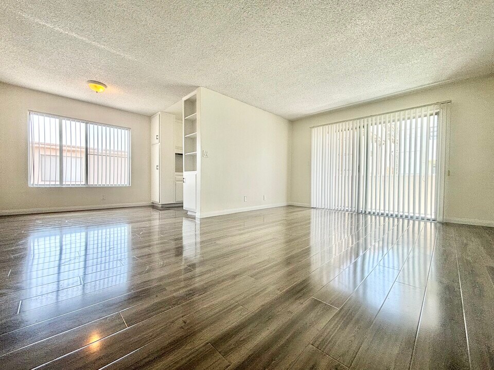 319 S Clark Dr in Los Angeles, CA - Building Photo