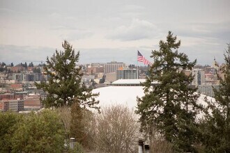624 E 32nd St in Tacoma, WA - Foto de edificio - Building Photo