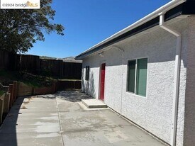 133 Greenmeadow Cir in Pittsburg, CA - Building Photo