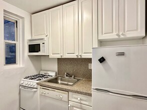 216 W 102nd St in New York, NY - Building Photo - Building Photo