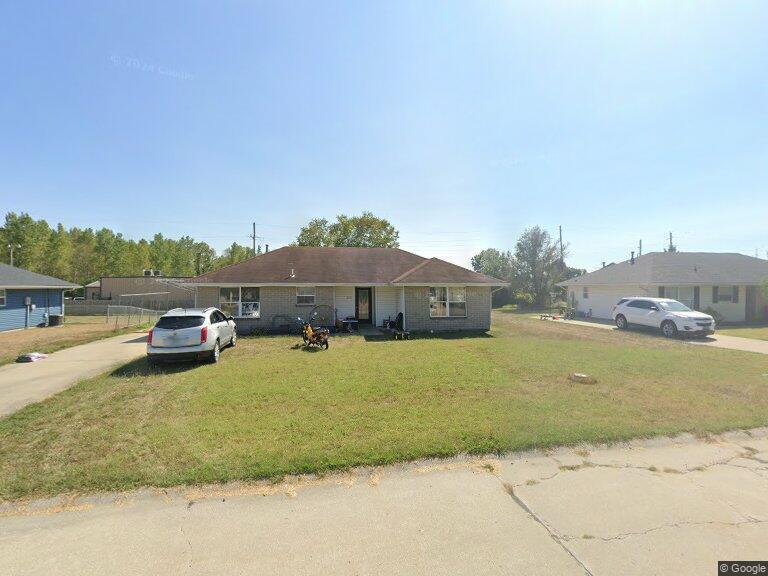 205 E Broadway St in Grain Valley, MO - Building Photo