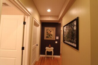 2033 W Jarvis Ave, Unit 1 in Chicago, IL - Building Photo - Building Photo