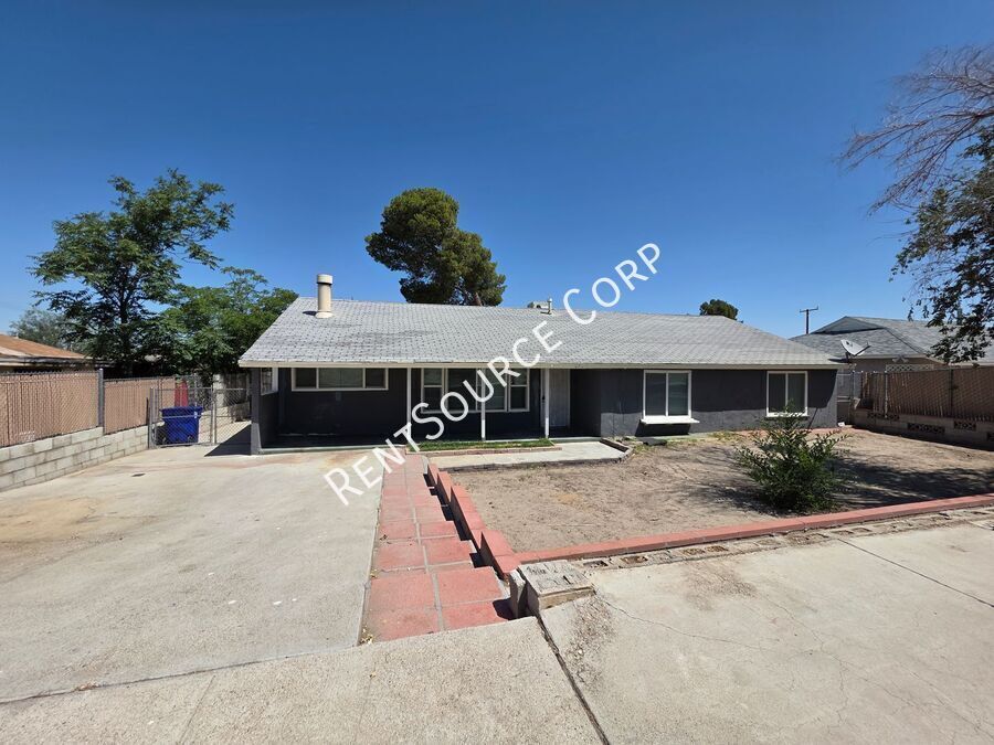 671 Flora St in Barstow, CA - Building Photo