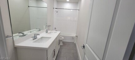 5004 Jones Dr in Lehigh Acres, FL - Foto de edificio - Building Photo