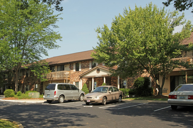 Chenoweth Woods 62+ in Louisville, KY - Foto de edificio - Building Photo