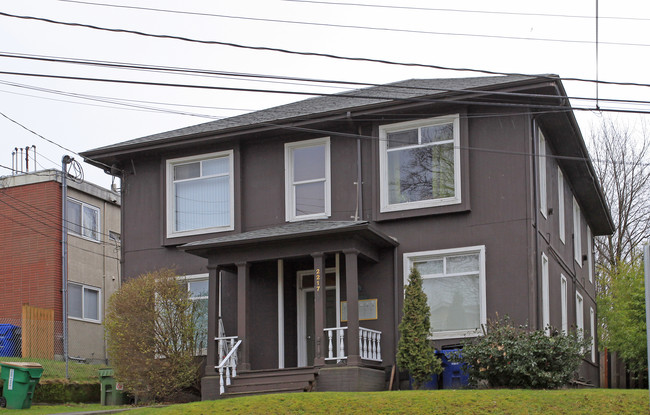 2217 E Terrace St in Seattle, WA - Foto de edificio - Building Photo