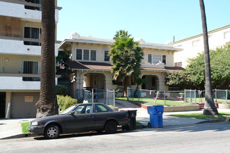 305 S Manhattan Pl in Los Angeles, CA - Building Photo - Building Photo