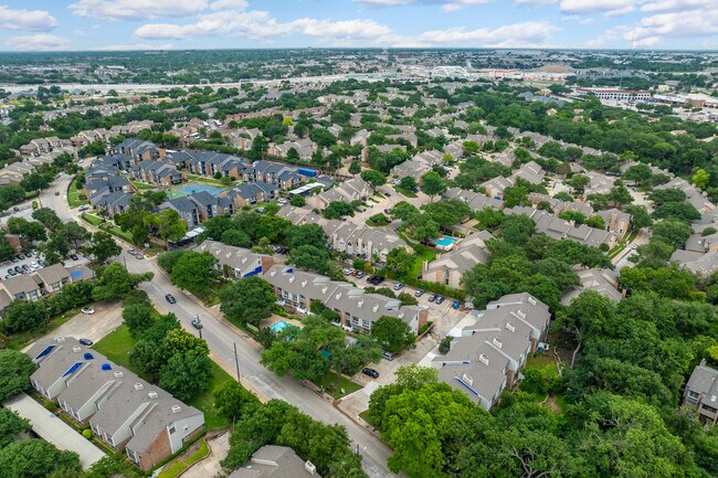 Woodlands II on The Creek in Dallas, TX - Building Photo - Primary Photo