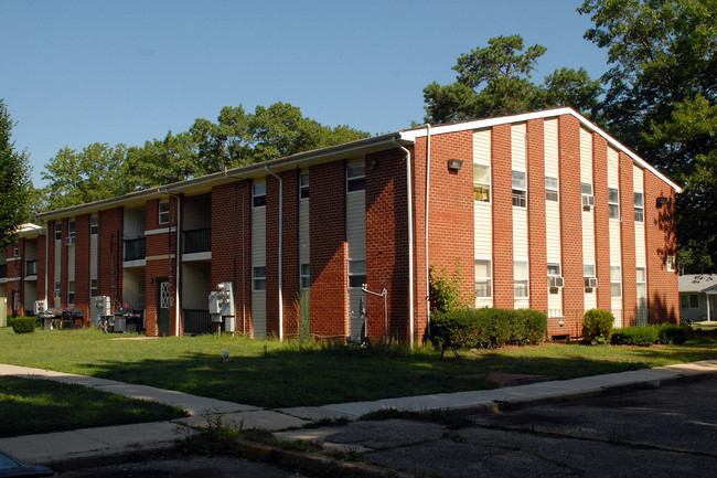 Berkeley Garden Apartments in Bayville, NJ - Foto de edificio - Building Photo