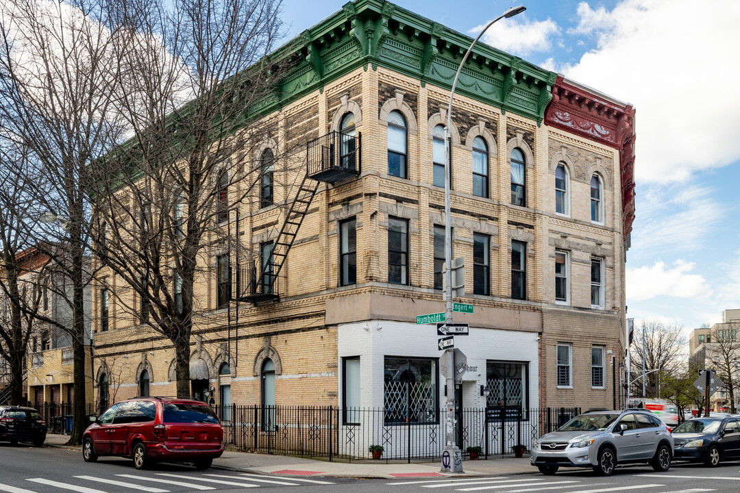 154 Engert Ave in Brooklyn, NY - Building Photo