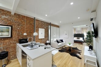 300 W 47th St in New York, NY - Building Photo - Building Photo