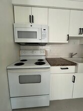 1808 NE 11th Ave, Unit Bahia Villas in Wilton Manors, FL - Building Photo - Building Photo