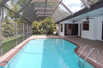 11220 SW 131st Ave in Miami, FL - Foto de edificio - Building Photo