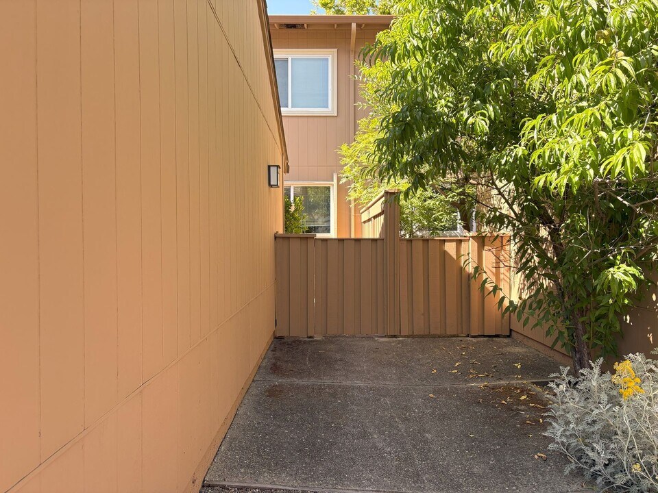 6104 Brigantine Dr in San Jose, CA - Building Photo