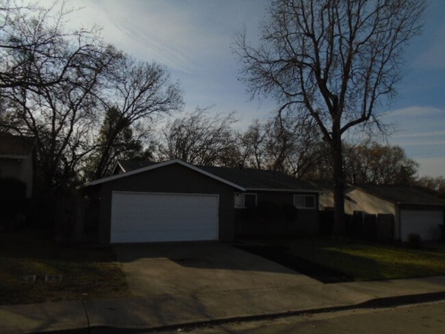 2104 N Cirby Way in Roseville, CA - Building Photo - Building Photo