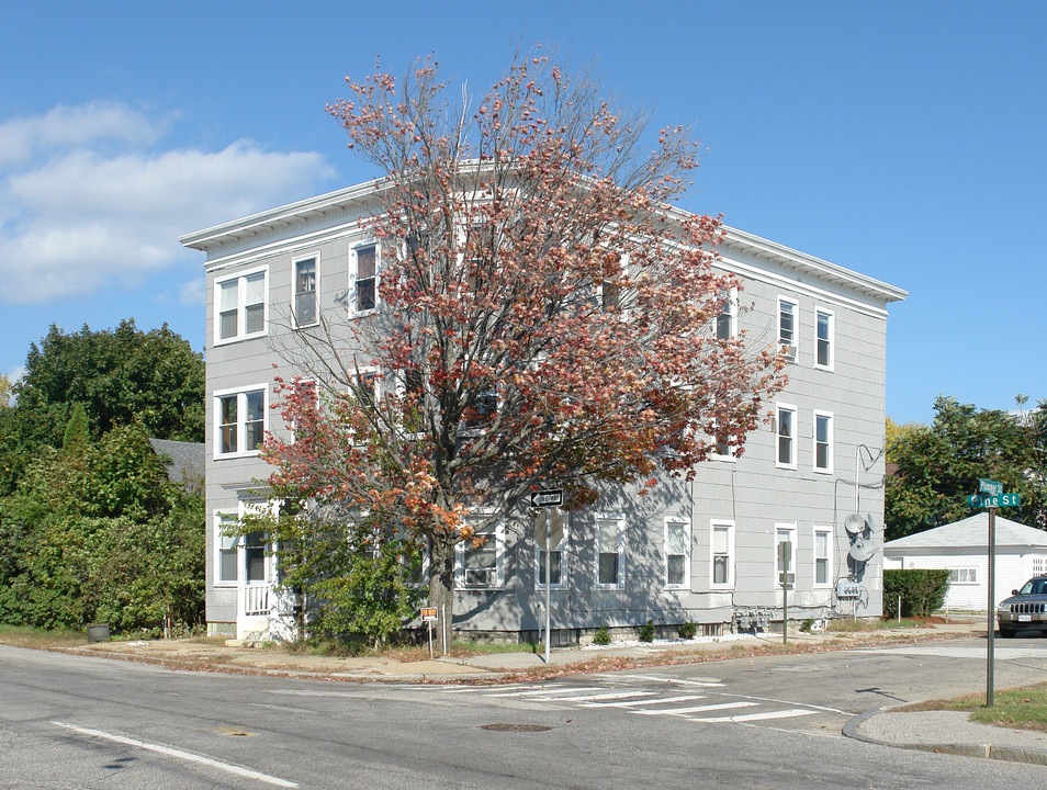 11 Pine St in Manchester, NH - Building Photo