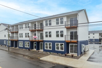River Run Apartments in Seaside, OR - Foto de edificio - Building Photo